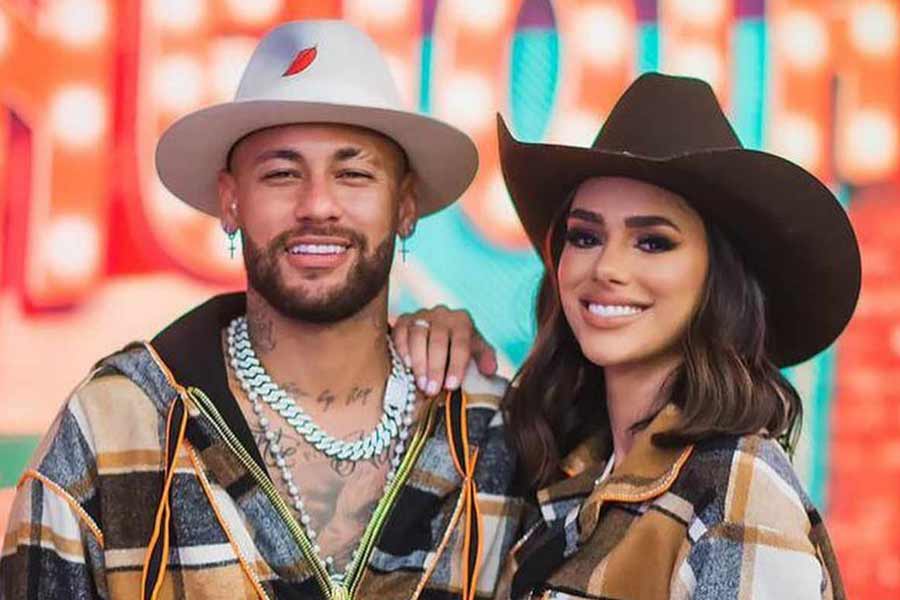 ব্রুনা লেখেন, ‘‘প্রতি দিনই আমরা খবরে থাকি। আমাদের সম্পর্ক নিয়ে নানা জল্পনা এবং রসিকতা চলে। তবে আমি জানাচ্ছি যে, আমরা আর কোনও সম্পর্কের মধ্যে নেই।’’