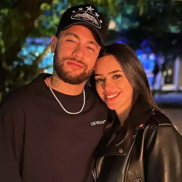 তিনি আরও বলেন, ‘‘আমরা আমাদের কন্যা মাভির বাবা-মা থাকব। এবং সেই সূত্রে আমাদের একটি সম্পর্ক অবশ্যই থাকবে। তবে তা প্রেমের নয়। আমি আশা করি আমাদের নিয়ে আর ঘন ঘন খবর হবে না। ধন্যবাদ।’’