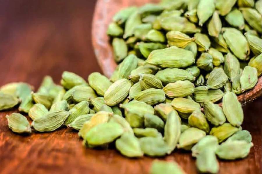 Simple home remedies you must try for some relief from sore throat.