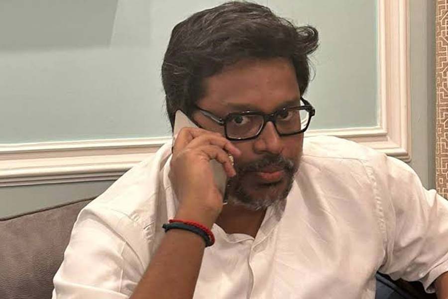 বস্তুত, কেসিআরের সঙ্গে সেই সাক্ষাতের আগেই অবশ্য রাজনীতির কৌশল তৈরির কাজে নেমে পড়েছিলেন সুনীল। তাঁর প্রথম ‘কাজ’ ছিল তামিলনাড়ুতে। সুনীল তখন প্রশান্ত কিশোরের আইপ্যাকের কর্মী। সেই কাজ শেষ হওয়ার পর নতুন কাজের অপেক্ষায় ছিলেন। কিন্তু লোভনীয় প্রস্তাব থাকলেও কোনও এক অজানা কারণে কেসিআরের সঙ্গে জোট বাঁধতে চাননি সুনীল। বলা ভাল, কেসিআরকে ফেরানোর কিছু দিনের মধ্যেই কংগ্রেসের সঙ্গে কাজ করার কথা জানাজানি হয়। এআইসিসির ভোট কৌশল নির্ধারণ কমিটির চেয়ারম্যান হিসাবে কংগ্রেসে আনুষ্ঠানিক ভাবে যোগ দেন সুনীল।