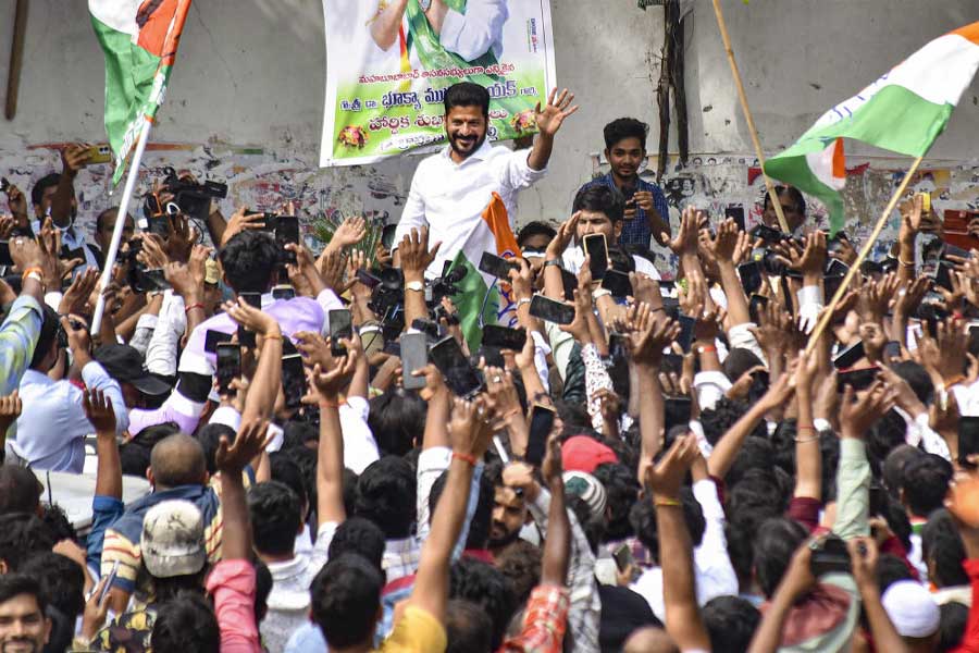 তবে, কংগ্রেসের সঙ্গে সুনীলের প্রথম ‘কাজ’ কর্নাটক হলেও একই সঙ্গে চলছিল তেলঙ্গানার ঘুটি সাজানোর কাজও। চার রাজ্যের বিধানসভার ফল বেরোনোর পর এখানেই প্রশ্ন ওঠে, রাজস্থান বা মধ্যপ্রদেশেও কেন সুনীলকেই অনেক আগে থেকে পরিকল্পনা সাজানোর ভার দিল না কংগ্রেস?