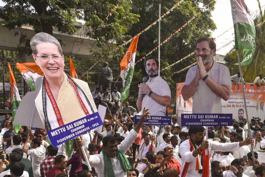 সূত্রের খবর, তেলঙ্গানা এবং কর্নাটকে সুনীলকে ‘ফ্রি হ্যান্ড’ দেওয়া হয়েছিল। রাজস্থান বা মধ্যপ্রদেশে সুনীল তেমনটা পাননি। যেখানে অশোক গহলৌত বা কমল নাথের মতো বর্ষীয়ান নেতাদের ‘সুনজরে’ ছিলেন না তিনি। নাম প্রকাশে অনিচ্ছুক সুনীলের সংস্থার এক কর্মীকে উদ্ধৃত করে ‘দ্য ইন্ডিয়ান এক্সপ্রেস’ সংবাদপত্রে প্রকাশিত একটি প্রতিবেদনে লেখা হয়েছে, ‘‘তেলঙ্গানায় আমাদের স্বাধীন ভাবে কাজ করতে দেওয়া হয়েছিল। আমরা প্রথমে সমীক্ষা করি, তার পর সেই অনুযায়ী মাটিতে কাজ করি। এর মানে এটা কখনওই নয় যে, দলের নেতারা কোনও কাজই করেননি। তাঁরা ধৈর্য ধরে আমাদের শুনেছেন এবং আমাদের পরামর্শ মতো কাজ করেছেন। এরই সম্মিলিত ফল সাফল্য।’’