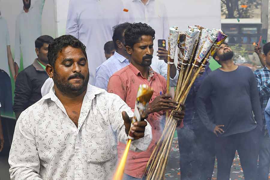 শোনা যায়, কানুগোলুর ‘টিম’ রাজস্থানের ভোটের আগে সেখানে সমীক্ষা চালিয়েছিল। তার উপর ভিত্তি করে কংগ্রেস নেতৃত্ব বেশ কয়েক জন প্রার্থীকে টিকিট না দেওয়ার ব্যাপারে মনস্থিরও করেছিল। কিন্তু জয়পুরের অন্দরে কানাঘুষো শোনা যায়, গহলৌতের তাতে ঘোর আপত্তি ছিল। তিনি নাকি প্রকাশ্যে বলে দিয়েছিলেন, ‘‘ওই কৌশলীর চেয়ে রাজস্থানকে আমি ভাল বুঝি।’’ ফলাফল, সবার সামনে।