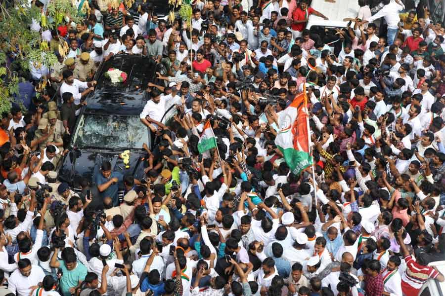 দীর্ঘ দিন ধরে তেলঙ্গানাকে জরিপ করেছিল সুনীলের দল। একের পর এক সমীক্ষায় উঠে আসা ফল ঠান্ডা মাথায় বি‌শ্লেষণ করে সুনীল বুঝতে পারেন, বিজেপির ভোট যত বাড়বে, কেসিআরের গদি তত পোক্ত হবে। প্রথমেই তাই বিজেপির ভোট যাতে আর বৃদ্ধি না পায় সে দিকে নজর দেয় সুনীলের টিম। এর পরের কাজ ছিল আরও কঠিন। তা হল, ওয়াইএস শর্মিলাকে ভোটের লড়াই থেকে বাইরে রাখা। সেই কাজও সফল ভাবেই করে ফেলে সুনীল একাদশ। আর শেষপাতে চন্দ্রবাবু নায়ডু তেলঙ্গানার ভোটের লড়াই থেকে দূরে থাকার সিদ্ধান্ত নেন। হাসি আরও চও়ড়া হয় সুনীলের।