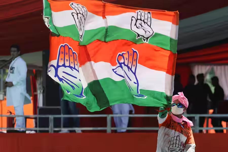 বিজেপির সঙ্গেও দীর্ঘ দিন কাজ করেছেন সুনীল। শোনা যায়, বিজেপির প্রাক্তন সভাপতি তথা বর্তমান কেন্দ্রীয় স্বরাষ্ট্রমন্ত্রী অমিত শাহের ছিলেন বিশেষ আস্থাভাজন তিনি। আর তাঁর ঘনিষ্ঠেরা বলেন, নিরপেক্ষতাই সুনীলের প্রধান ইউএসপি। সমীক্ষার ফল বিশ্লেষণ করে তাতে রাজনীতির ‘মন্ত্র’ মেশানোর ক্ষেত্রে এখনও পর্যন্ত কখনও ভুল হয়নি সুনীলের। তাঁর ধারাবাহিকতা সে কথাই বলে। আর এই কারণেই সুনীলকে অনেকেই আদর করে ‘কংগ্রেসের গাওস্কর’ বলে ডেকে থাকেন।