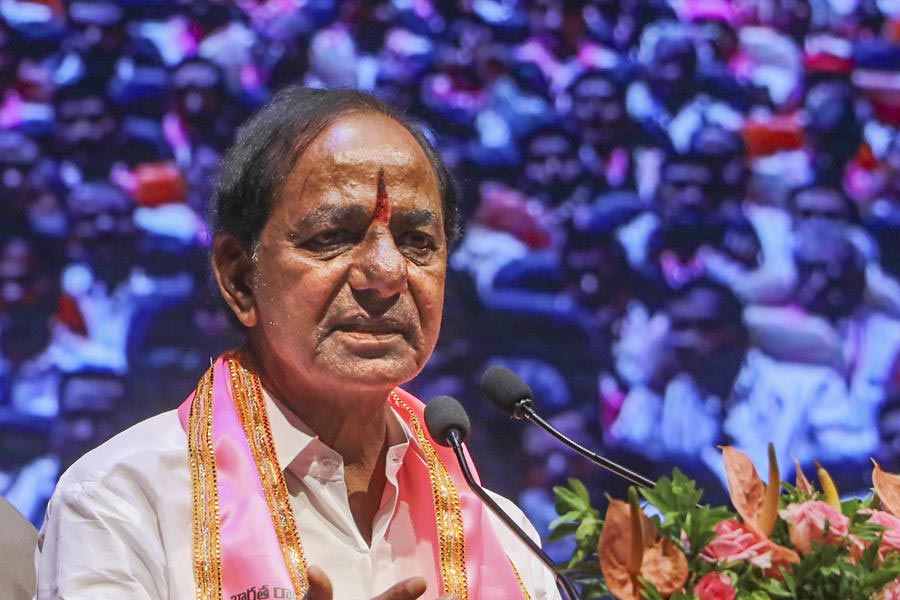 বছর দু’য়েক আগের কথা। তেলঙ্গানার তৎকালীন মুখ্যমন্ত্রী কে চন্দ্রশেখর রাও (সমধিক পরিচিত কেসিআর নামে)-এর হায়দরাবাদের খামারবাড়িতে ডাক পড়েছিল মধ্যবয়স্কের। এ কথা, সে কথার পর কেসিআর মধ্যবয়স্ককে সরাসরি প্রস্তাব দিয়ে বলেছিলেন, ‘‘২০২৩-এর বিধানসভা ভোট জিততে আমায় সাহায্য করবেন?’’ সেই মধ্যবয়স্কই আজকের সুনীল কানুগোলু। সদ্য কেসিআরকে হারিয়ে তেলঙ্গানার ‘হাত’ বদলে যাঁর কৃতিত্ব মানছেন তাবড় নেতারাও।