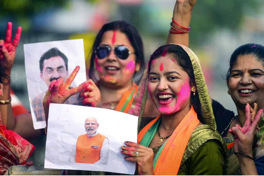 শনিবারের পর বিজেপি ১২টি রাজ্যে ক্ষমতায় রইল। উত্তরপ্রদেশ, হরিয়ানা, উত্তরাখণ্ড, গুজরাত, গোয়া, অসম, ত্রিপুরা, মণিপুর, অরুণাচল প্রদেশ এবং মধ্যপ্রদেশের সঙ্গে যুক্ত হল রাজস্থান ও ছত্তীসগঢ়। এ ছাড়াও মহারাষ্ট্র, মেঘালয়, নাগাল্যান্ড ও সিকিমে সরকার পক্ষে রয়েছে বিজেপি। 