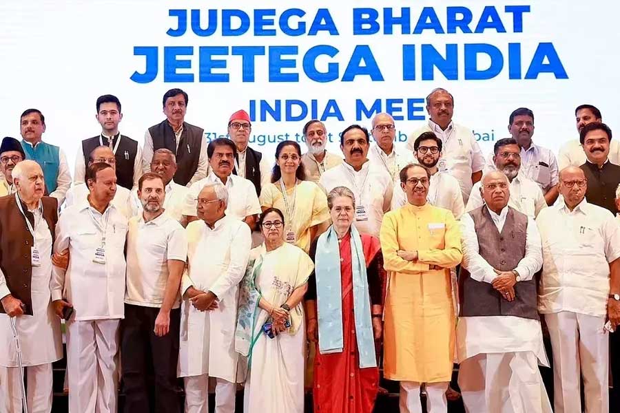 বিজেপিকে রুখতে লোকসভা ভোটের আগে ২৮টি দল এক হয়ে বিরোধী জোট ‘ইন্ডিয়া’ গঠন করেছে। জোটের নিরিখে দেখলে শনিবারের পর কেন্দ্রশাসিত অঞ্চল দিল্লিকে নিয়ে ১০টি রাজ্য নিজেদের দখলে রাখল ‘ইন্ডিয়া’।