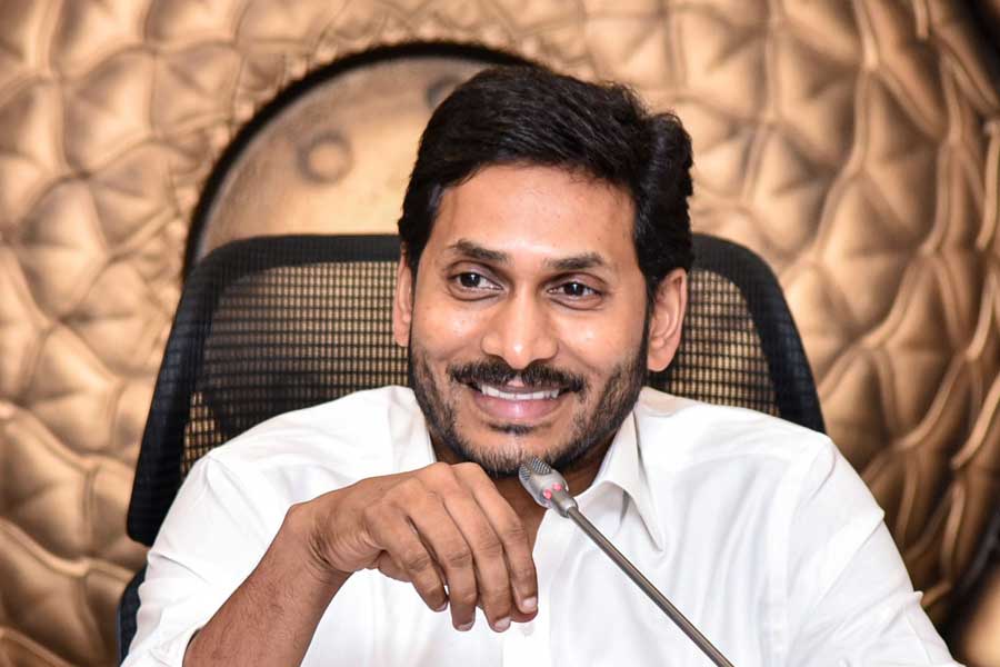 ওড়িশায় ক্ষমতায় রয়েছে বিজু জনতা দল (বিজেডি)। অন্ধ্রপ্রদেশে ক্ষমতায় রয়েছে ওয়াইএসআর কংগ্রেস। সংসদে বহু বিল পাশের ক্ষেত্রে সরাসরি শাসক বিজেপির পক্ষে ভোট দেওয়া কিংবা বিজেপি-বিরোধী কর্মসূচি থেকে সচেতন দূরত্ব বজায় রাখা— দু’টি দলই বিজেপি-ঘনিষ্ঠ বলে জল্পনা রয়েছে।