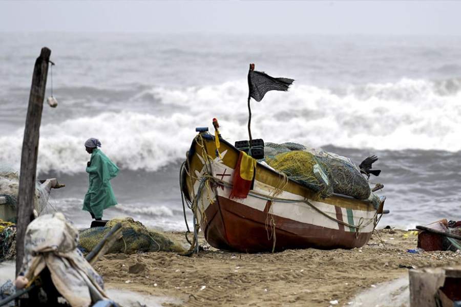 চেন্নাই থেকে ৯০ কিলোমিটার পূর্ব এবং উত্তর-পূর্বে, নেল্লোরে থেকে ১৭০ কিলোমিটার দক্ষিণ-পূর্বে, পুদুচেরি থেকে ২০০ কিলোমিটার উত্তর-পূর্বে, বাপাতলার থেকে ৩০০ কিলোমিটার দক্ষিণ এবং দক্ষিণ-পূর্বে, মছলিপত্তনম থেকে ৩২০ কিলোমিটার দক্ষিণে রয়েছে সেই ঘূর্ণিঝড়। 