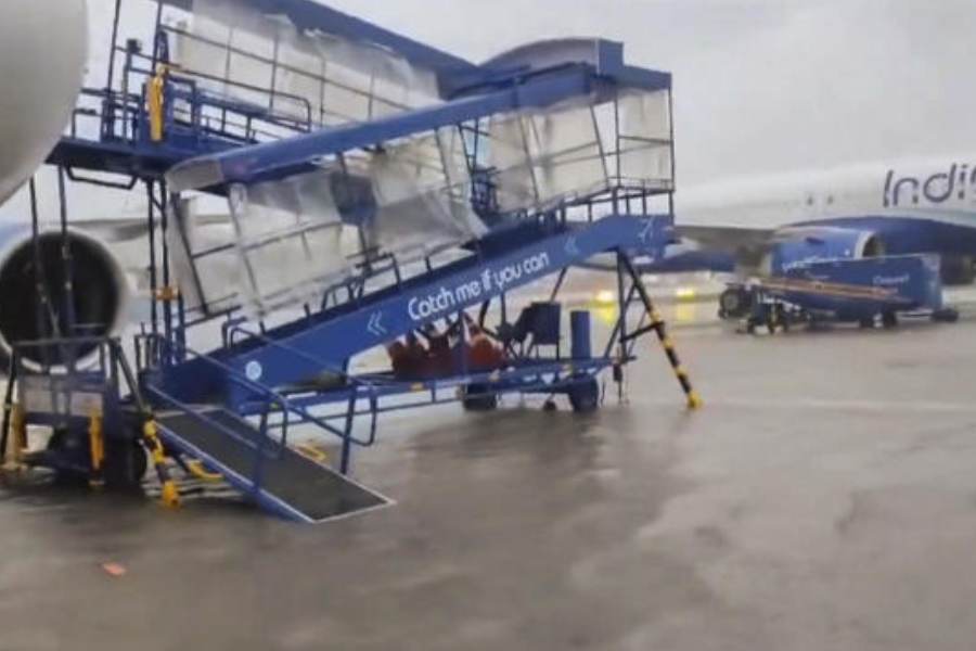 ক্রমে তা প্রবল ঘূর্ণিঝড়ে পরিণত হয়েছে এবং দক্ষিণ অন্ধ্রপ্রদেশ উপকূলের সঙ্গে সমান্তরাল ভাবে উত্তর দিকে এগোচ্ছে। ৫ ডিসেম্বর, মঙ্গলবার দুপুরে নেল্লোর এবং মছলিপত্তনমের মধ্যে দিয়ে স্থলভাগে আছড়ে পড়তে পারে। 