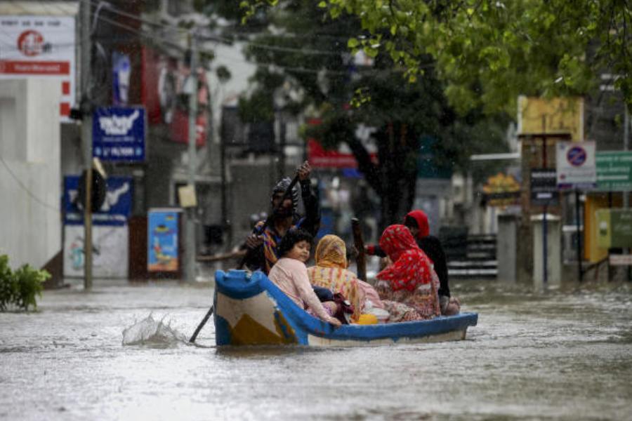 হালকা বৃষ্টি হতে পারে কলকাতা, দুই ২৪ পরগনা সহ হাওড়া, হুগলি, বাঁকুড়া, পুরুলিয়া এবং পূর্ব বর্ধমানে। 