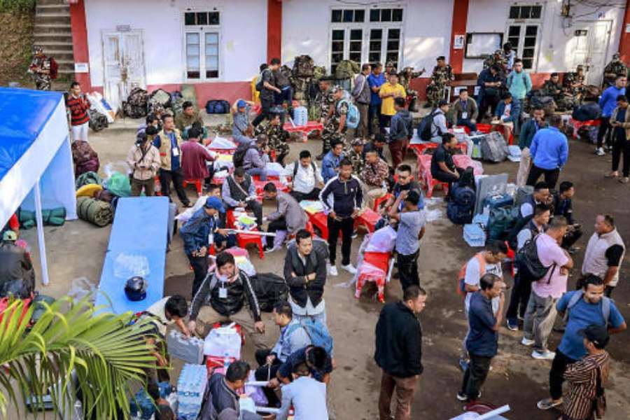 গণনার প্রবণতায় ইঙ্গিত মিলেছিল সকালেই। দুপুর গড়াতেই স্পষ্ট হল, দুই-তৃতীয়াংশ সংখ্যাগরিষ্ঠতা নিয়ে মিজ়োরামের কুর্সিতে বসতে চলেছেন প্রয়াত প্রধানমন্ত্রী ইন্দিরা গান্ধীর দেহরক্ষী বাহিনীর প্রাক্তন প্রধান লালডুহোমা।