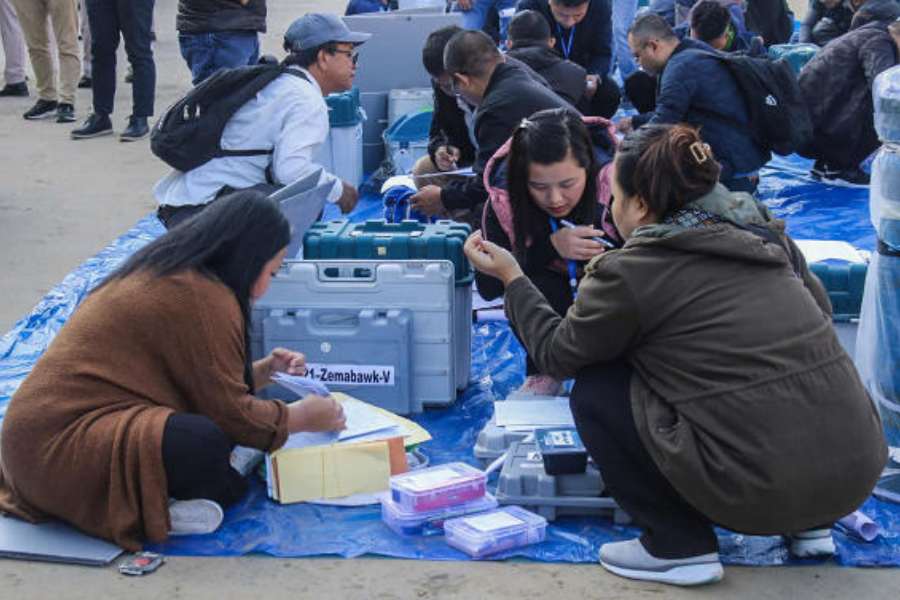 আশির দশকে প্রধানমন্ত্রী ইন্দিরা গান্ধীর নিরাপত্তার দায়িত্ব ছিলেন আইপিএস অফিসার লালডুহোমা। ১৯৮২ সালে অসম থেকে দিল্লি নিয়ে গিয়ে সোজা ইন্দিরার নিরাপত্তা অফিসারের দায়িত্ব দেওয়া হয়েছিল তাঁকে। 