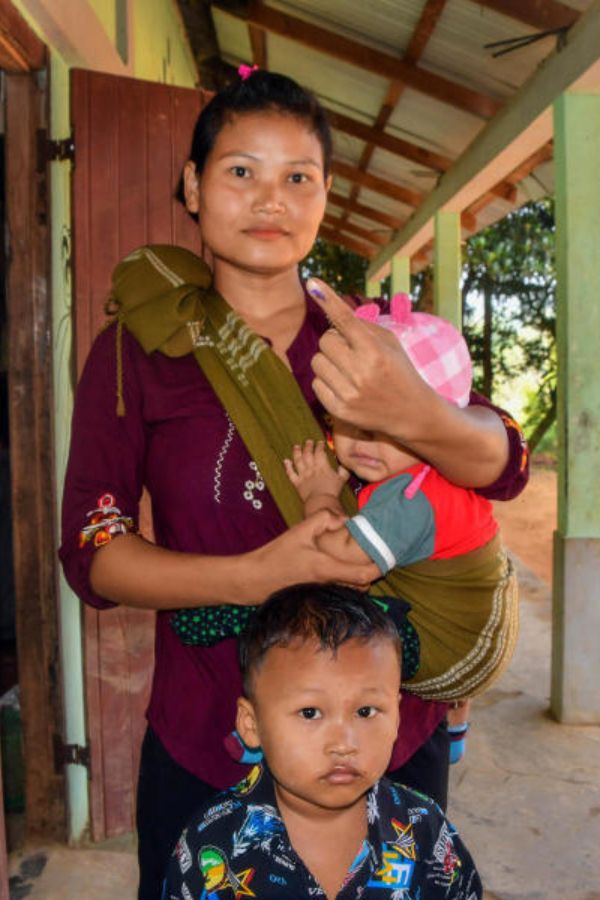 পুলিশের চাকরিতে ইস্তফা দিয়ে লোকসভার সাংসদ হন লালডুহোমা। দায়িত্ব পান প্রদেশ কংগ্রেস সভাপতিরও।রাজীব গান্ধীর জমানায় লালডেঙ্গার নেতৃত্বাধীন বিদ্রোহীদের সঙ্গে ঐতিহাসিক মিজ়ো চুক্তির মাধ্যমে উত্তর-পূর্বাঞ্চলের ওই রাজ্যে শান্তি ফেরানোর ক্ষেত্রে তাঁর গুরুত্বপূর্ণ অবদান ছিল। 