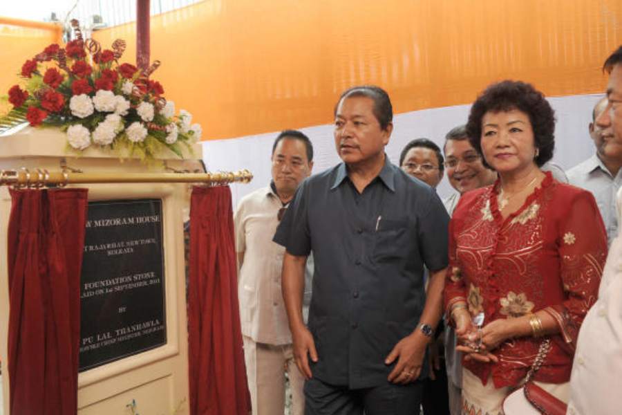 এর পরে প্রাক্তন মুখ্যমন্ত্রী লালথানহাওলার সঙ্গে সংঘাতের জেরে কংগ্রেস ছেড়ে প্রথমে মিজ়ো ন্যাশনাল ইউনিয়ন গড়েন লালডুহোমা। পরে যোগ দেন আর এক প্রাক্তন মুখ্যমন্ত্রী টি সাইলোর নেতৃত্বাধীন পিপলস কনফারেন্সে।