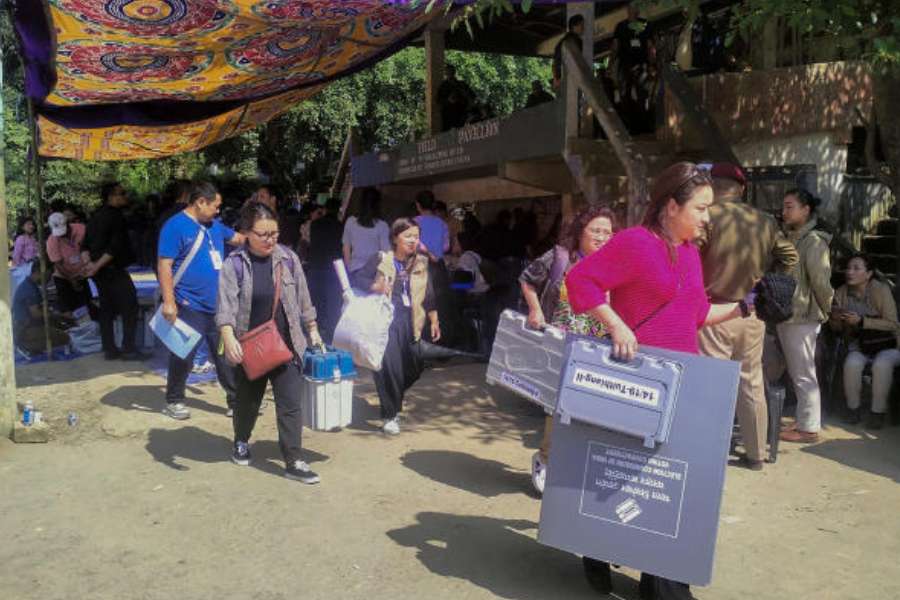 ক্ষমতায় এসেছিল এমএনএফ।অর্থাৎ, ভোটের ধারা মেনে এ বারও তাদের ক্ষমতায় থাকার কথা ছিল। তা ছাড়া ইন্দিরার প্রাক্তন দেহরক্ষীর সাফল্যের পথে অন্তরায় ছিল আশির দশক থেকে চলে আসা দ্বিমেরু রাজনীতির (এমএনএফ বনাম কংগ্রেস) অঙ্কও। কিন্তু সব হিসাবই ভুল প্রমাণ করলেন তিনি।