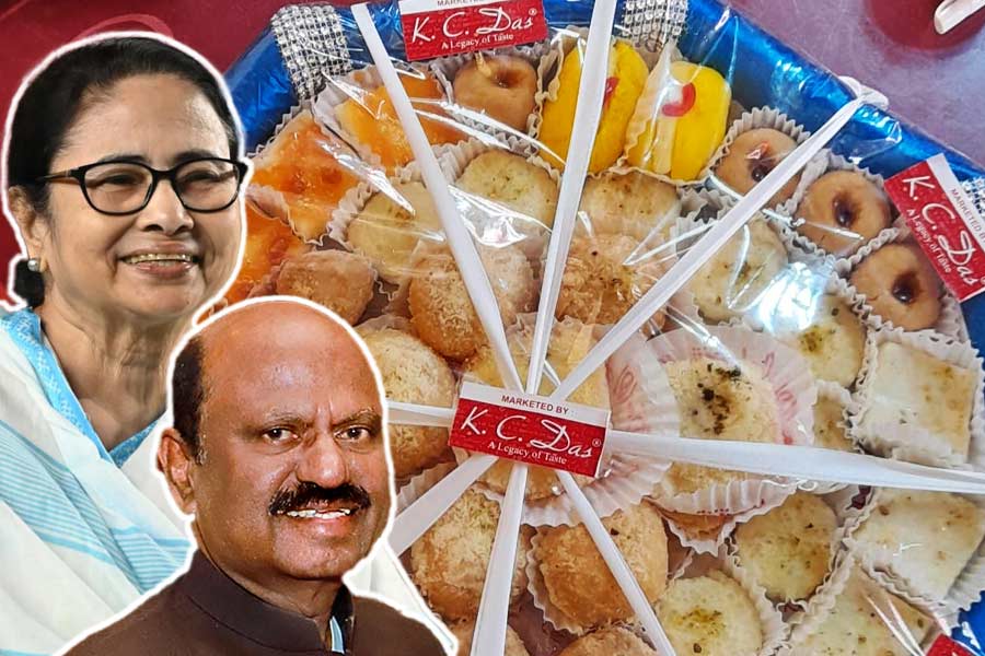 Governor CV Ananda Bose gave 7 types of sweet to CM Mamata Banerjee