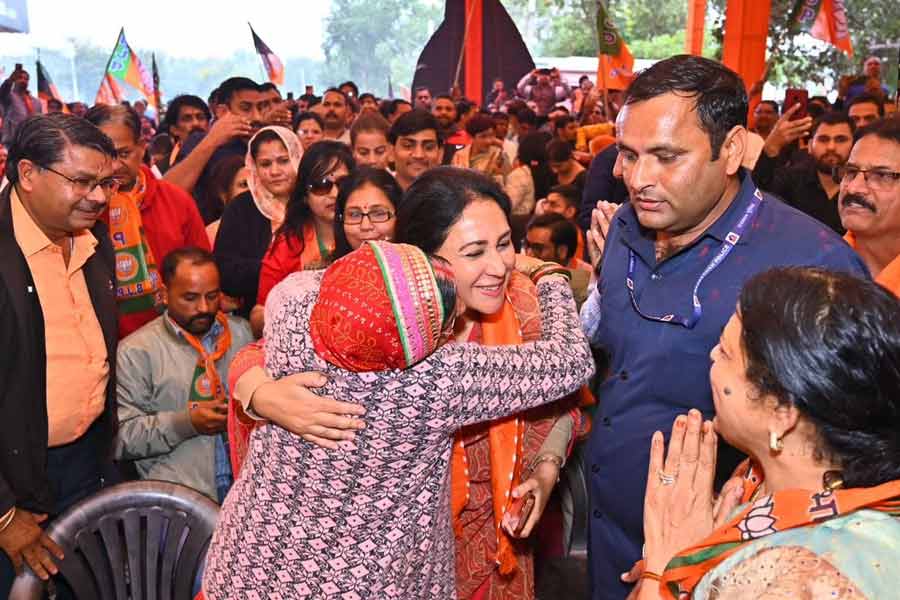 দিয়া কিন্তু সেই রাজবংশের পরিচয় থেকে অনেকটাই দূরে সরে গিয়েছেন। ভোটারদের কাছে ‘জয়পুরের মেয়ে’ হিসাবে ভোট চেয়েছেন। আর ভোটাররা তাঁকে চিনেছে ‘সেই রাজকুমারী, যিনি রাস্তায়ঘাটে হাঁটেন’ হিসাবে।