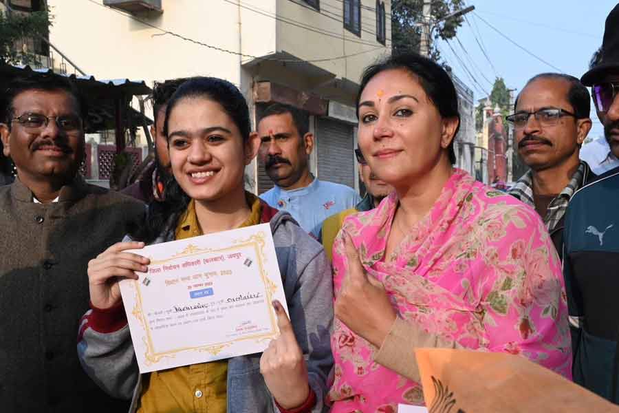 প্রচারের সময় দিয়ার সঙ্গে সেলফি তুলেছেন তাঁর কেন্দ্রের ভোটারেরা। তাঁকে একটু ছুঁয়ে দেখতে চেয়েছেন। দিয়াও অবলীলায় সে সব আবদার মিটিয়েছেন। মাথায় ঘোমটা টেনে এক মহল্লা থেকে অন্য মহল্লায় ছুটেছেন।