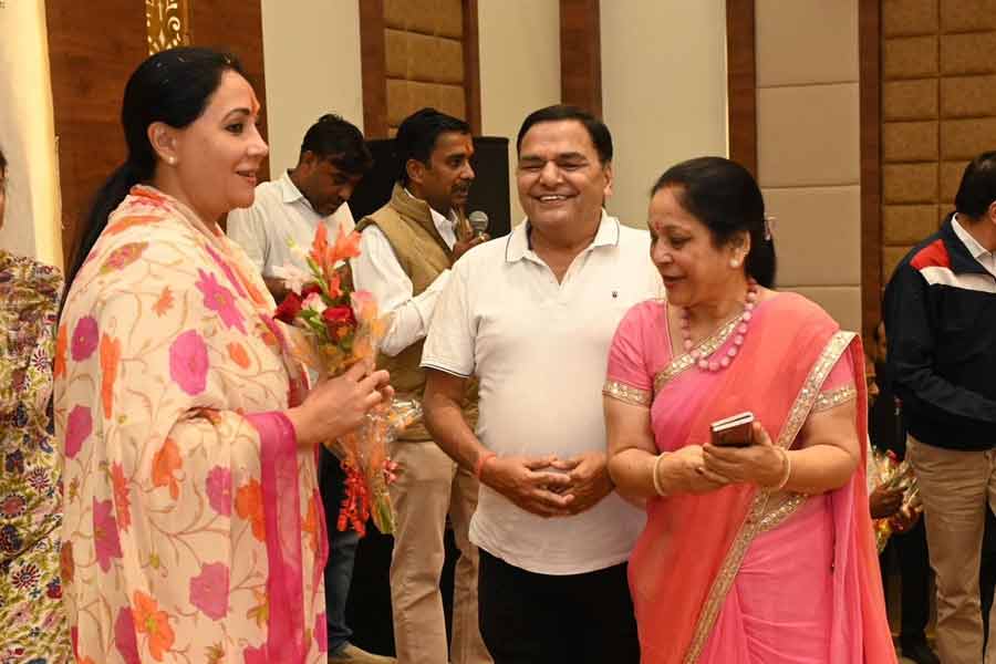 প্রচারের সময় বার বার দু্র্নীতিকে হাতিয়ার করেছেন দিয়া। অনেকেই তাঁর মধ্যে তখন সৎ ঠাকুমা গায়ত্রী দেবীর ছায়া দেখেছিলেন। রানি গায়ত্রী ১৯৬২ সালে রাজনীতিতে নেমেছিলেন।