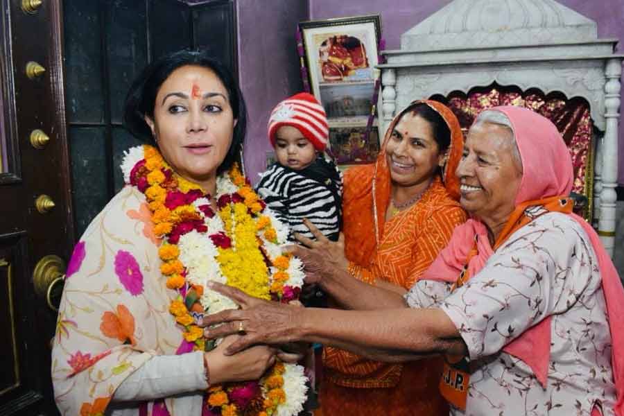 জয়পুর থেকে লোকসভার সাংসদ হয়েছিলেন গায়ত্রী। পর পর তিন বার। ইন্দিরা গান্ধীর জরুরি অবস্থার বিরোধিতা করে তিহাড় জেলে আটক থেকেছিলেন। রক্তের সম্পর্ক না থাকলেও নাতনি দিয়ার মধ্যে অনেকে তাঁর ছায়া দেখেছেন। দ্বিতীয় মানসিংহের প্রথম স্ত্রীর সন্তান হলেন দিয়ার বাবা ভবানী সিংহ।