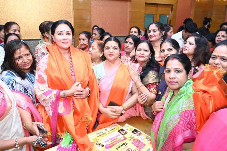 দিয়া অবশ্য জানিয়েছিলেন, ওঁর মহিলাদের ক্ষমতায়নের কাজ তাঁর অনুপ্রেরণা। ওঁর দেখানো পথে তিনিও মহিলাদের উন্নয়ন, ক্ষমতায়নের চেষ্টা করছেন। তিনি জয়পুরের মেয়েদের জন্য স্কুল খুলেছিলেন। দিয়া জানান, তিনিও জয়পুরে দুটো স্কুল খুলেছেন, যার সুনাম গোটা দেশে ছড়িয়ে পড়েছে।