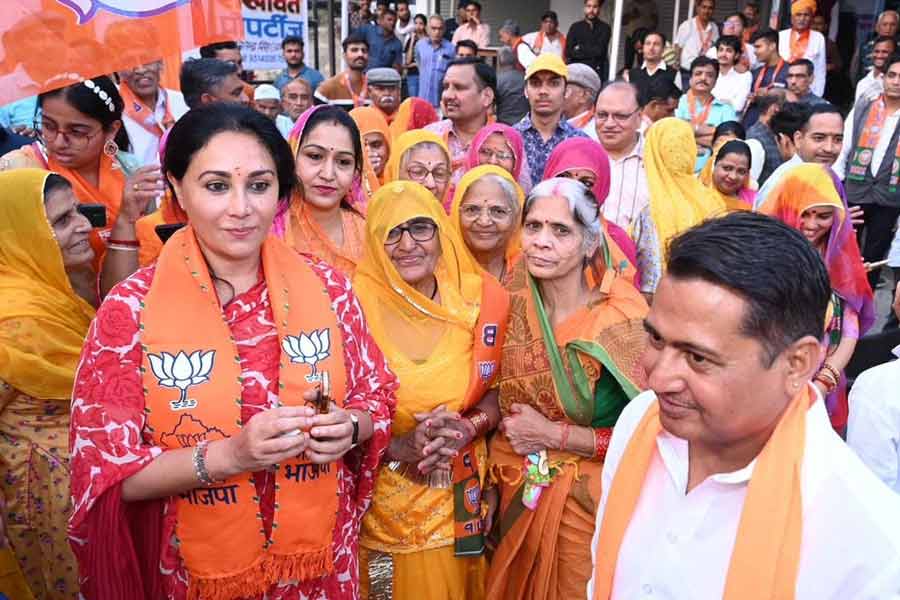 দিয়ার এই সিদ্ধান্তে রাজপুতেরা ক্ষুব্ধ হয়েছিলেন। খুন-অপহরণ, সামাজিক বয়কটের হুমকি, বাবা-মায়ের চাপ— কোনও কিছুই আমল দেননি দিয়া। ১৯৯৭ সালে সওয়াই মাধোপুরের সম্ভ্রান্ত পরিবারের ছেলে নরেন্দ্রকে বিয়ে করেন। ২৪ বছর ঘর করেছেন তিনি। তিন সন্তান রয়েছে তাঁদের।