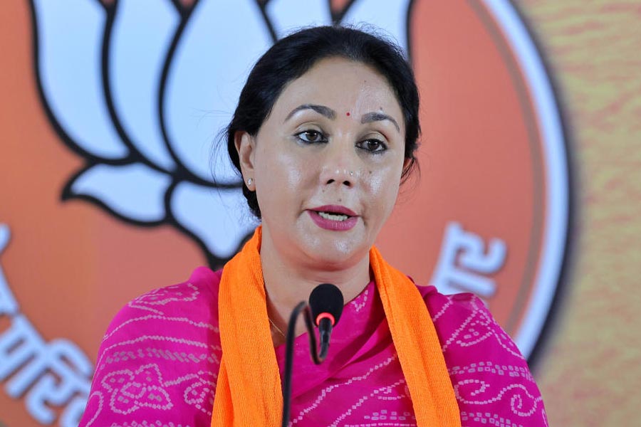 ২৪ বছর পর দিয়ার বিয়ে ভেঙে গিয়েছে। সেই বিষয়ে প্রকাশ্যে মুখ খুলতে চাননি কেউই। তাঁদের ব্যক্তিগত জীবনের গোপনীয়তা রক্ষা করার আর্জিও জানিয়েছেন দিয়া।