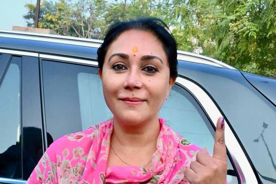 এই দিয়াই এখন মুখ্যমন্ত্রীর দৌড়ে রয়েছেন। সেখানে তাঁকে টেক্কা দিচ্ছেন আর এক রাজকুমারী তথা রাজবধূ বসুন্ধরা রাজে সিন্ধিয়া। অনেকেই মনে করেন, শীর্ষ নেতৃত্বের সঙ্গে সুসম্পর্ক দৌড়ে এগিয়ে দেবে তাঁকে। অনেকে আবার তাঁকে মোদীর হাতে ‘পুতুল’-ও বলেন।