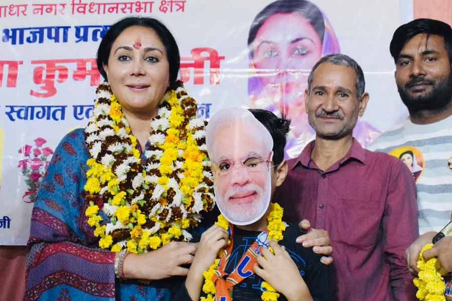 এই বসুন্ধরার সঙ্গে দিয়ার বিরোধ বহু বছরের। বসুন্ধরা মুখ্যমন্ত্রী থাকার সময় দিয়াদের রাজমহল প্যালেস হোটেলের বেআইনি নির্মাণ ভাঙার নির্দেশ দেন। অভিযোগ, তাতে রাজপুতদের অসম্মান করা হয়েছিল। দিয়া, তাঁর মা মহারানি পদ্মিনী দেবী বসুন্ধরা-সরকারের বিরুদ্ধে রাজপুত সংগঠন করণী সেনাকে নিয়ে পথে নেমেছিলেন। 