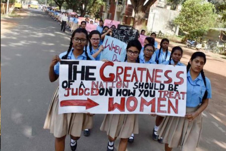 জনসংখ্যার নিরিখে ছোট শহর আমদাবাদ, পুণে, কোয়ম্বত্তূর, সুরাতও অপরাধের হারে এগিয়ে। যেমন, রিপোর্ট অনুযায়ী, কলকাতার জনসংখ্যা ১৪.১১ কোটি। সেখানে অপরাধ সংঘটিত হয়েছে ১১,০৩৮টি। অর্থাৎ, প্রতি এক লক্ষ জনসংখ্যায় কলকাতায় অপরাধ হয়েছে ৭৮.২টি। 