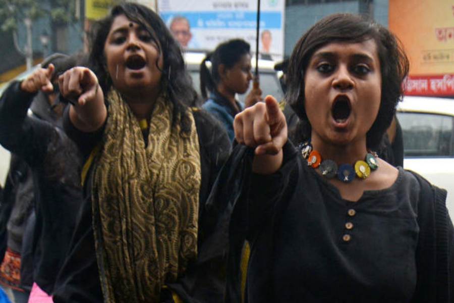 শুধু দিল্লিতেই মহিলাদের উপরে অপরাধের সংখ্যা ১৪,১৫৮টি। যার মধ্যে ধর্ষণের ঘটনা ১২০৪। শুধু তা-ই নয়, রিপোর্ট অনুযায়ী, সারা দেশেই মহিলাদের উপরে সার্বিক অপরাধের ঘটনা ২০২১ সালের তুলনায় ২০২২ সালে প্রায় ৪ শতাংশ বেড়েছে। 