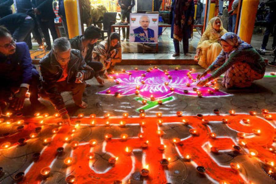 প্রসঙ্গত মধ্যপ্রদেশ, ছত্তিসগড় সহ রাজস্থান বিধানসভা নির্বাচনেও নিরঙ্কুশ গরিষ্ঠতা নিয়ে জয়লাভ করেছে বিজেপি। 