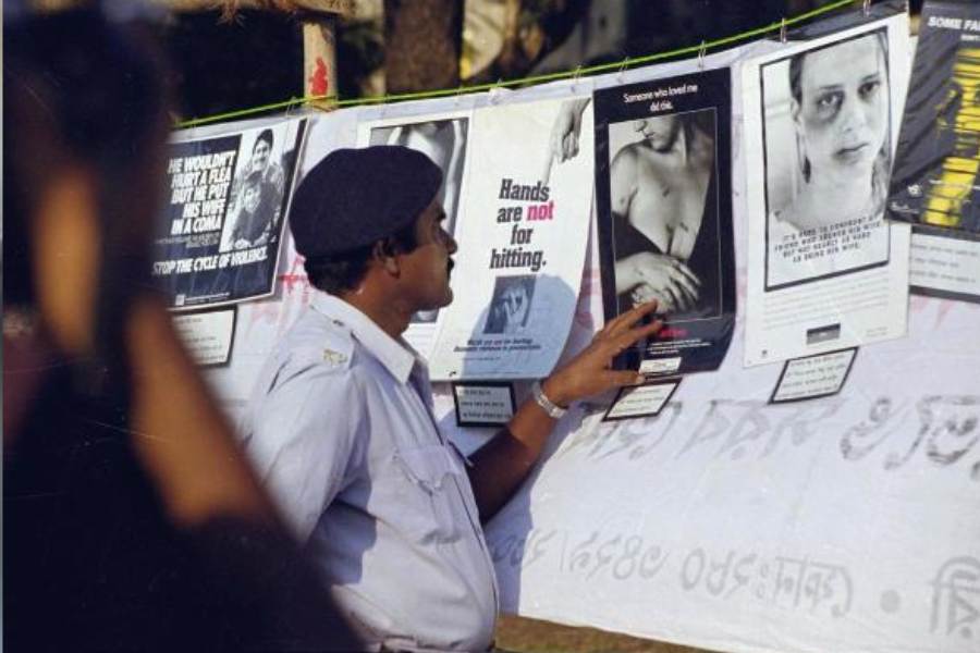 উদ্বেগজনক ভাবে দেখা যাচ্ছে, সারা দেশে প্রতি ঘণ্টায় গড়ে ৫১টি করে অভিযোগ দায়ের হচ্ছে শুধুমাত্র মহিলাদের সঙ্গে হওয়া অপরাধের কারণে। ২০২২ সালে কলকাতায় ধর্ষণের ১১টি ঘটনা ঘটেছে বলে নথিতে প্রকাশ। ধর্ষণের হারও সব থেকে কম। 