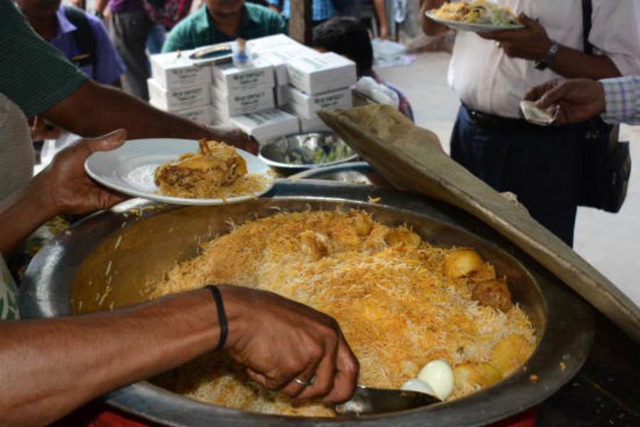এই বারের ভোটেই রাজস্থানের হাওয়ামহল কেন্দ্রে কংগ্রেসের আরআর তিওয়ারিকে ৬০০ ভোটে হারিয়ে জয়লাভ করেছেন বালমুকুন্দ আচার্য।