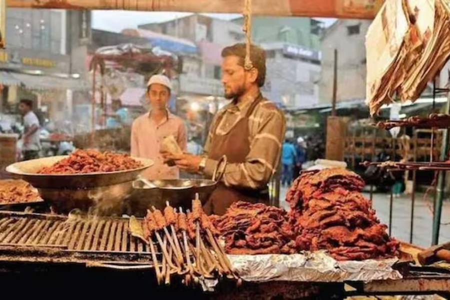 আর তার পরেই রাস্তার ধারের সব আমিষ দোকান বন্ধ করে দেওয়ার নিদান দিয়েছেন নবনির্বাচিত বিজেপি বিধায়ক। জয়লাভের এক দিন পরেই, অর্থাৎ সোমবার পুলিশকে রাস্তার ধারে ধারে বসা আমিষ দোকানগুলি বন্ধ করে দেওয়ার নির্দেশ দিলেন তিনি।