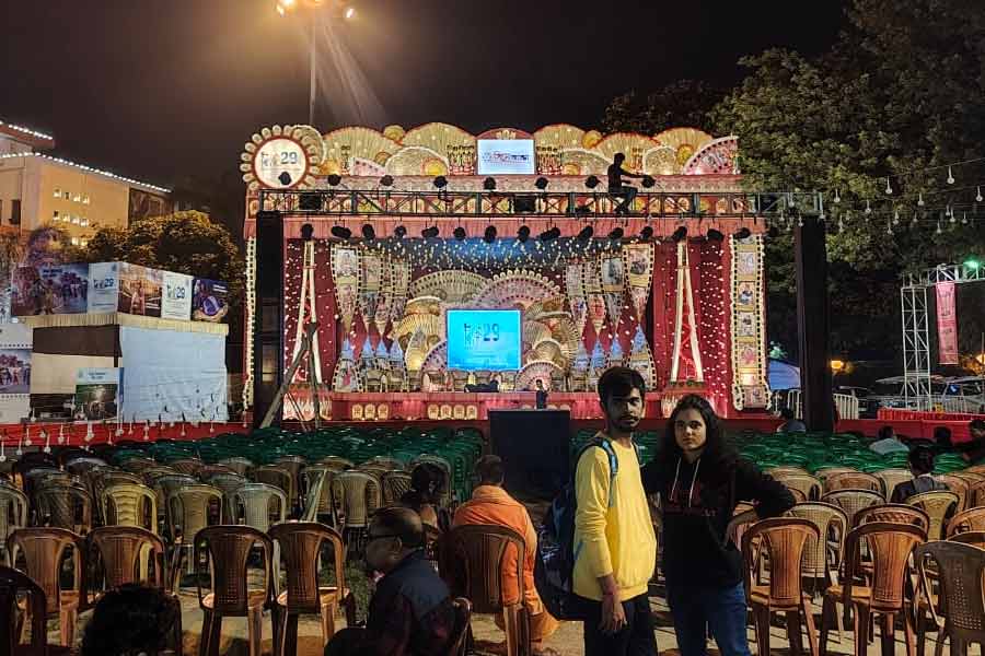 সোমবার সন্ধ্যায় নন্দন চত্বর।