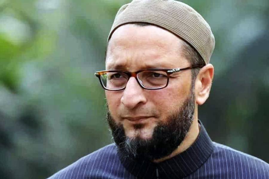 ভাইরাল হওয়া ওই ভিডিয়ো নিয়ে ‘অল ইন্ডিয়া মজলিস-ই-ইত্তেহাদুল মুসলিমিন’ (মিম) প্রধান আসাদউদ্দিন ওয়েইসি বলেন, বালমুকুন্দের নির্দেশ ‘অন্যায়’। 