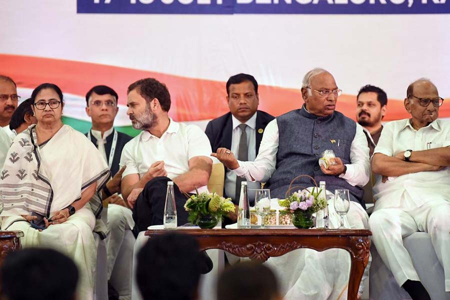 সেই লক্ষ্যে মেয়র পদটি আপের জন্য ছেড়ে দেবে বলে জানায় কংগ্রেস। অন্য দিকে, কেজরীওয়ালের দলও জানায় যে, তারা সিনিয়র ডেপুটি মেয়র এবং ডেপুটি মেয়র পদটি কংগ্রেসের জন্য ছেড়ে দেবে। এখনও অবশ্য এই দু’টি পদের ফলাফল প্রকাশ্যে আসেনি।