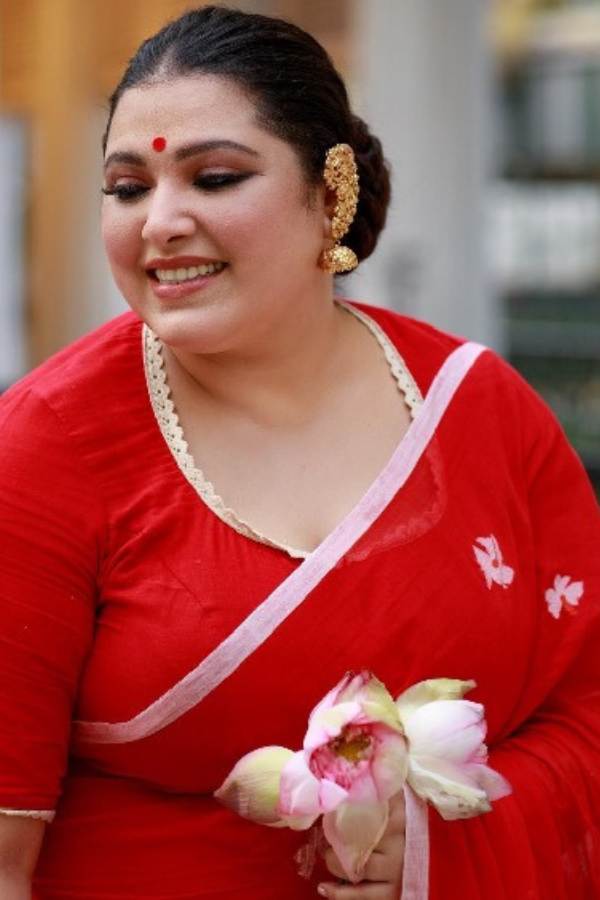 তবে দেবশ্রী এখন নিজেও অভিনেত্রী। ‘জল থই থই ভালবাসা’ ধারাবাহিকে অপরাজিতা আঢ্যের বোনের চরিত্রে অভিনয় করছেন তিনি। তা ছাড়া ‘ফাটাফাটি’ সিনেমাতেও গুরুত্বপূর্ণ চরিত্রে দেখা গিয়েছিল দেবশ্রীকে। 