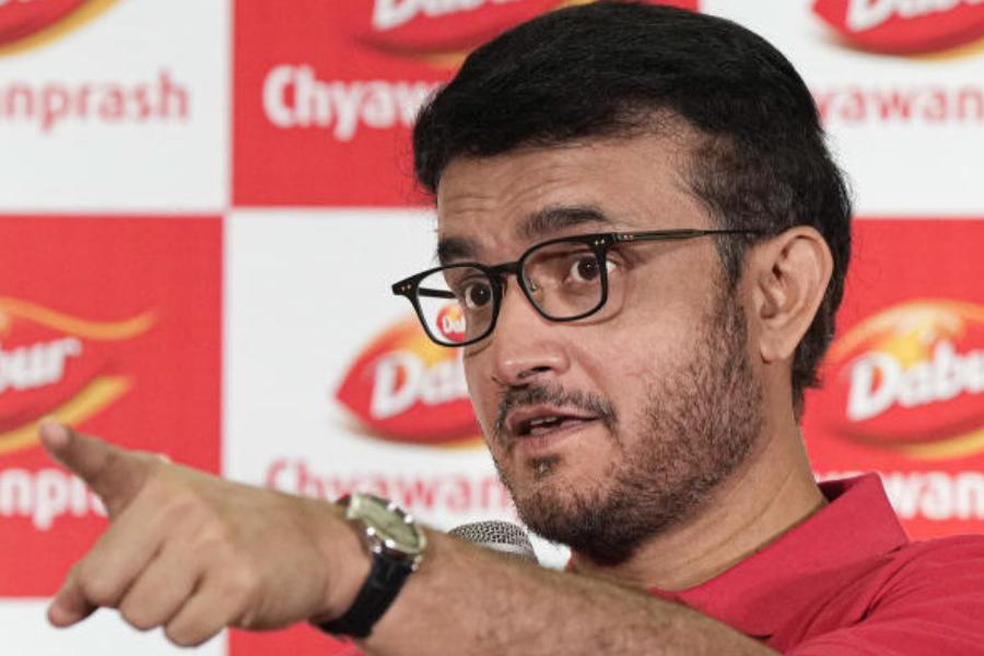 বিশ্বকাপে অস্ট্রেলিয়ার কাছে ফাইনালে হেরেছে ভারত। সেই দুঃখ মেটার আগেই আলোচনায় দু’বছর আগের টি২০ বিশ্বকাপ। সেই বিশ্বকাপের পরেই অধিনায়কত্ব গিয়েছিল বিরাট কোহলির। সেই বিতর্ক আবার মাথাচাড়া দিয়েছে সৌরভ গঙ্গোপাধ্যায়ের কথায়।  