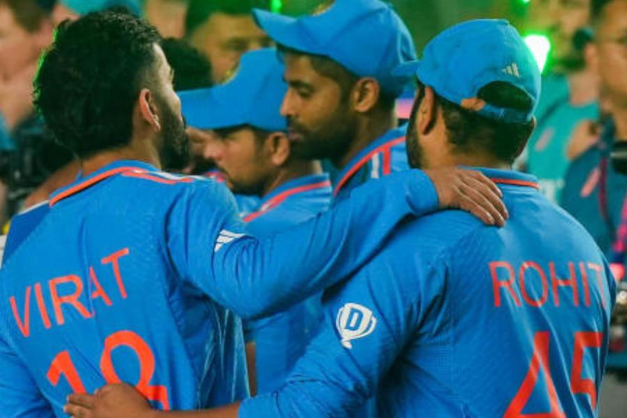 ভারতীয় ক্রিকেটের সঙ্গে যুক্ত অনেকের তখন দাবি ছিল তৎকালীন বোর্ড সভাপতি সৌরভের নির্দেশেই রোহিত শর্মাকে অধিনায়ক করা হয়েছিল বিরাটের বদলে।