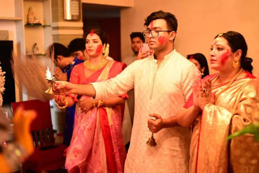 প্রথম বিয়ে হয়েছিল অনেক আগে। দু’বছর আগে দ্বিতীয় বার বিয়ের পিঁড়িতে বসেছিলেন তিনি। কিন্তু সে সম্পর্ক খুব একটা সুখকর হয়নি। ২০২১ সালে ঘরোয়া অনুষ্ঠান করে বিয়ে সেরেছিলেন তিনি। দেবশ্রীর দ্বিতীয় স্বামী ছিলেন পঞ্জাবী। তবে বিয়ের কয়েক মাসের মধ্যেই আলাদা হয়ে যান তাঁরা। 