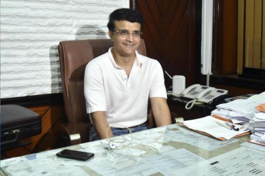 তবে রোহিতকে ভারতীয় দলের অধিনায়ক করার নেপথ্যে যে তাঁরই ভূমিকা ছিল, সেটা জানিয়েছেন সৌরভ। এই বিষয়ে প্রাক্তন বোর্ড সভাপতি বলেন, “রোহিতকে আমিই জোর করেছিলাম অধিনায়ক হওয়ার জন্য। ও তখন ভারতকে তিন ফরম্যাটেই নেতৃত্ব দেওয়ার জন্য প্রস্তুত ছিল না। ওকে রাজি করানোর ক্ষেত্রে আমার সামান্য ভূমিকা ছিল।’’