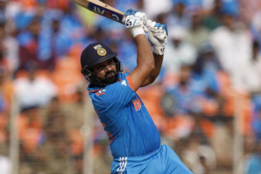 দু’বছরের পুরনো এই বিতর্ক নিয়ে সৌরভ বলেন, “বহু বার বলেছি যে, আমি বিরাটকে নেতৃত্ব থেকে সরাইনি। বিরাট টি-টোয়েন্টিতে নেতৃত্ব দিতে চাইছিল না। তাই ও টি-টোয়েন্টি নেতৃত্ব ছেড়ে দেওয়ার পর আমি বলেছিলাম এক দিনের ক্রিকেটের নেতৃত্ব থেকেও সরে যেতে। সে ক্ষেত্রে সাদা বলে এক জন নতুন অধিনায়ক হবে।”