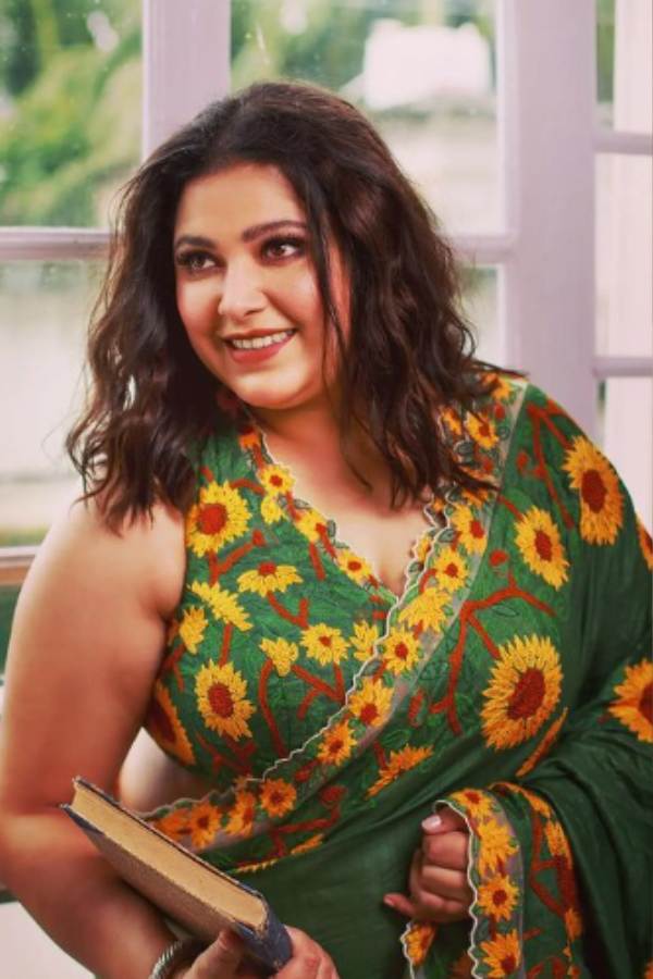 দু’বছর পর নাকি আবারও তিনি নতুন ভাবে সম্পর্কে জড়িয়েছেন। সূত্রের খবর, তাঁর হবু স্বামী নাকি ব্যবসায়ী। তবে এ বার নিজের ব্যক্তিগত সম্পর্ক নিয়ে কোনও কথা বলতেই রাজি নন তিনি।