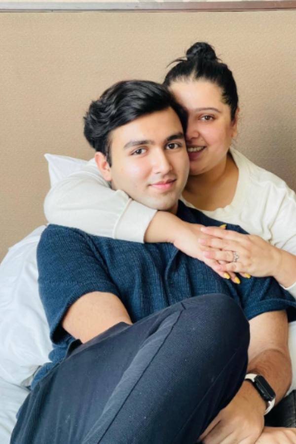 দেবশ্রীর একটি ছেলে আছে। তিনি এখন অনেকটাই বড় হয়ে গিয়েছেন। বিদেশে থাকে। সেখানেই কলেজে পড়াশোনা করছেন। মাঝে মাঝে কলকাতায় আসেন।