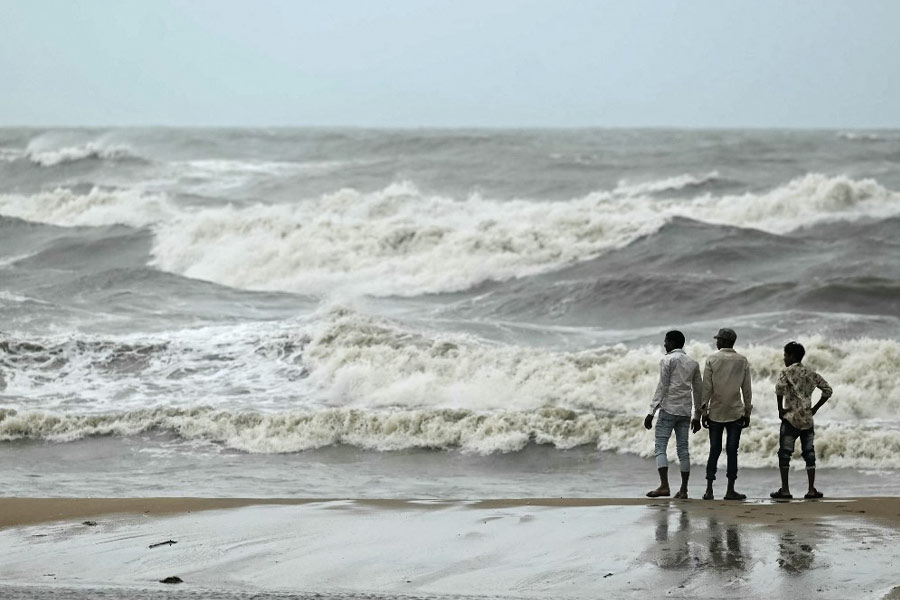 নিম্নচাপ শক্তি বৃদ্ধি করছে বঙ্গোপসাগরে।