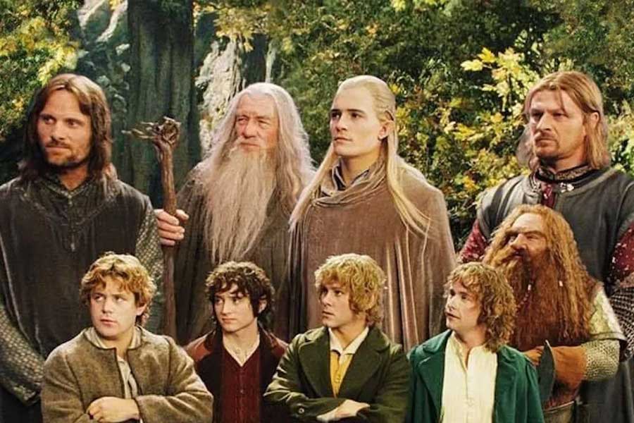 জুতো-মোজা পরে না এরা। কারণ এদের পায়ের নীচে থাকে জুতোর মতোই শক্ত চামড়ার আস্তরণ। পায়ের পাতার উপরে আছে ঘন রোমের পরত। মানুষের থেকে এখানেই এদের মূল পার্থক্য।